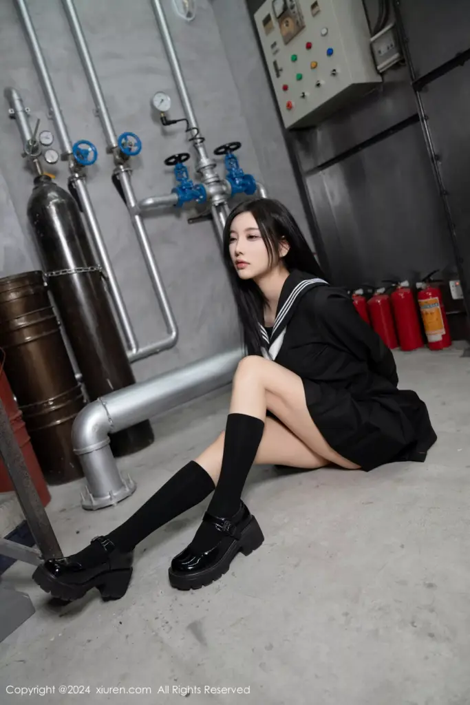 杨晨晨 Yome 倚着金属管道的慵懒坐姿写真
