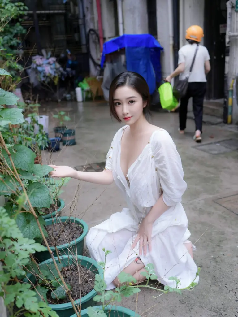 楠芝 跪地轻抚盆栽松弛感私房写真