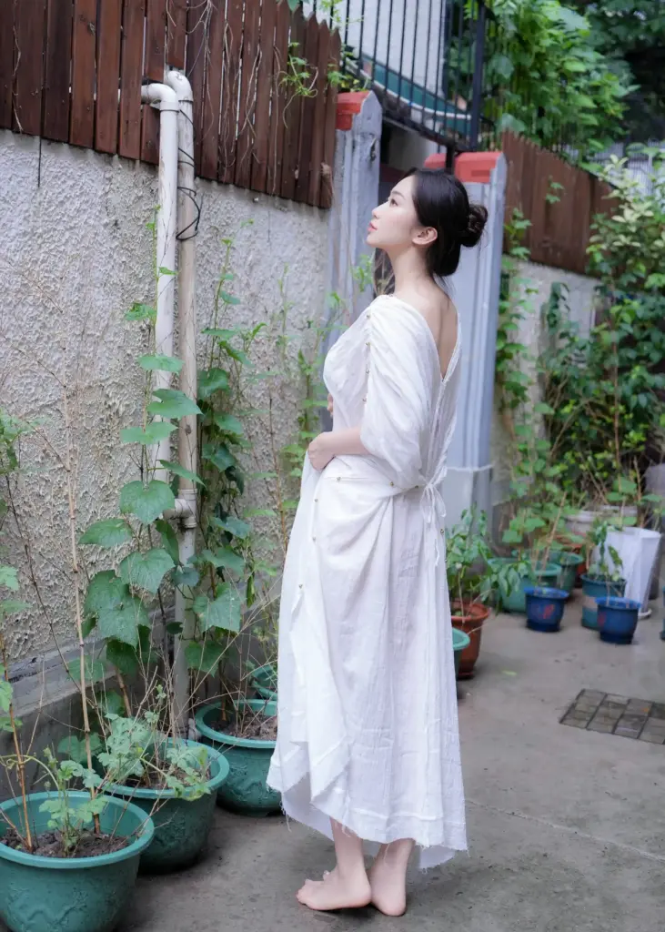 楠芝《身着白色长裙的美女画家》主题全套文艺写真