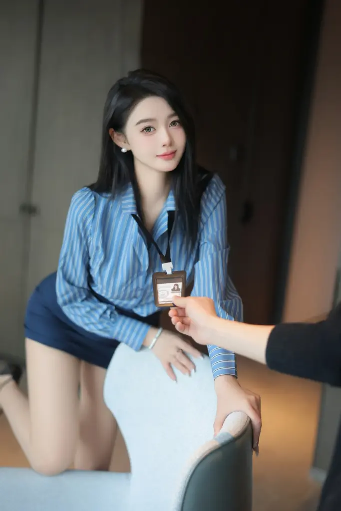 Candy 糖糖秀人 No.9921 办公桌旁 OL 互动写真大图
