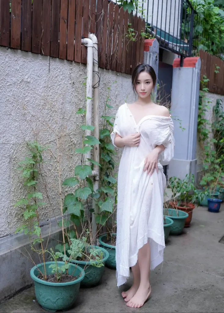 楠芝 绿植小院白色慵懒长裙文艺写真