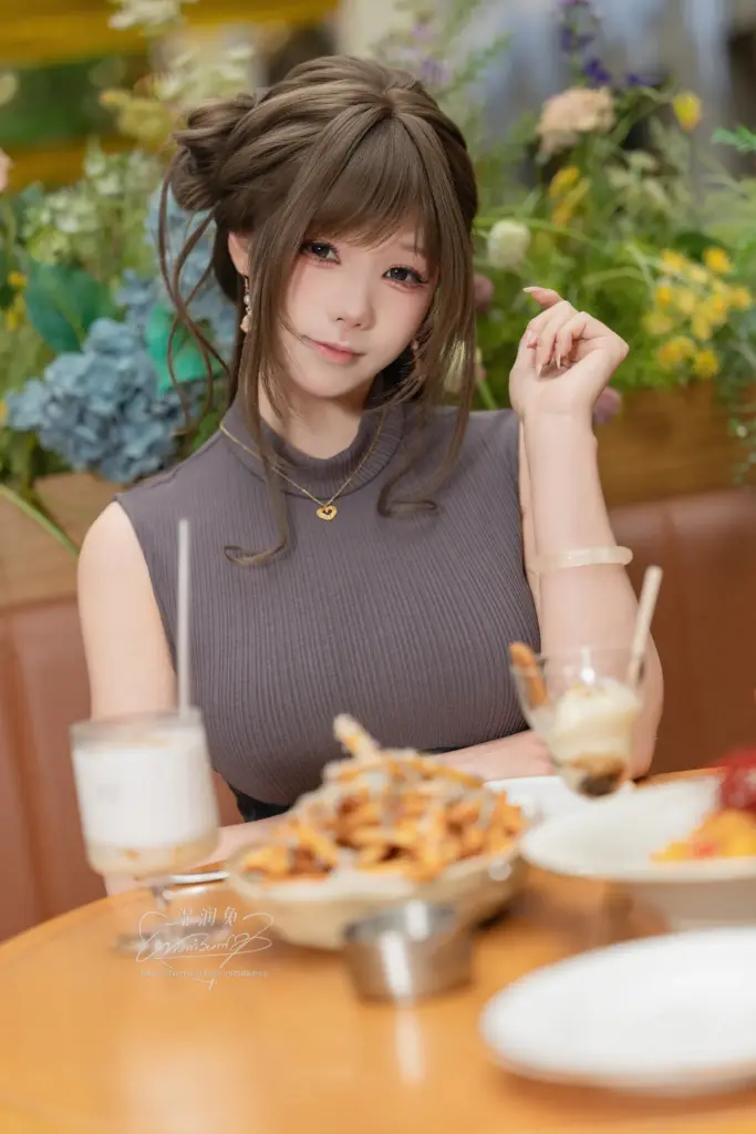 咬一口兔娘《网友的一日约会》全套 113P 写真