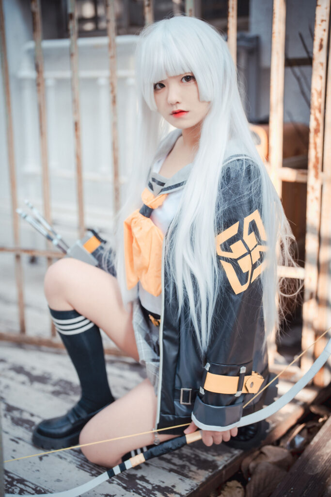 Jenny 蹲坐木板弓箭射手高清写真