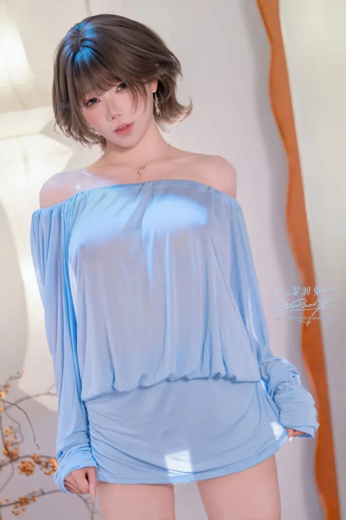 咬一口兔娘《我的爱妻》居家松弛站姿写真