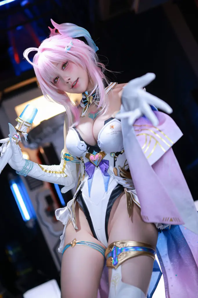 爱弥斯 cos，《鸣潮》爱弥斯 cos 水淼 Aqua 麦克风道具摄影