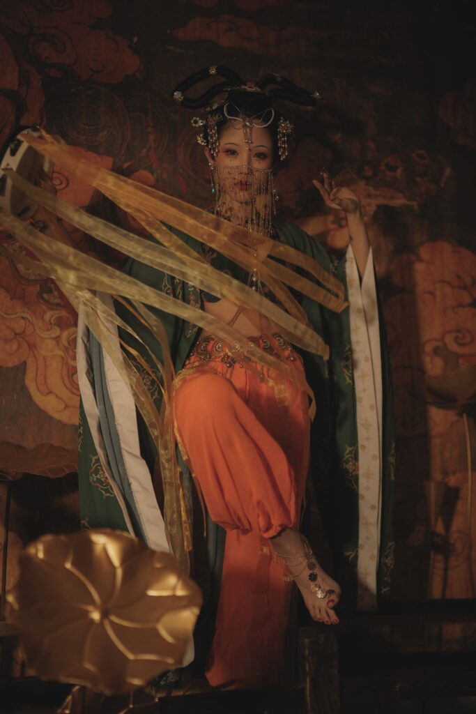 钛合金大粑粑画中仙古风写真，屈膝抬指木栏旁古风造型图