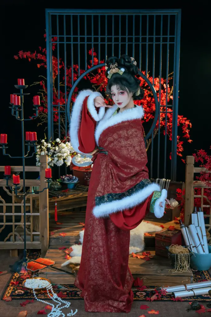 yuuhui 玉汇古风狐仙侧身回眸，酒红暗纹狐裘造型成片