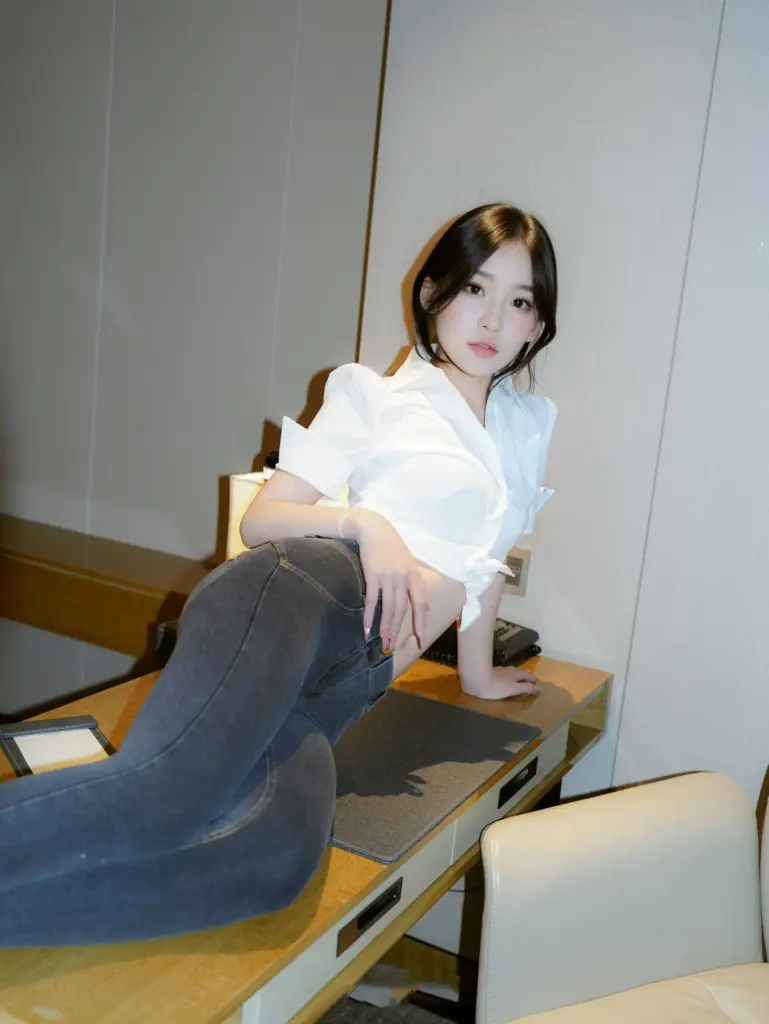 汁汁写真，暖调光影办公室氛围感成片