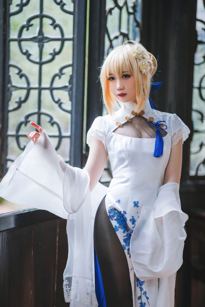 焖焖碳 cos 阿尔托莉雅,白蕾丝旗袍蓝梅花纹样,古风花窗背景 Saber 人像