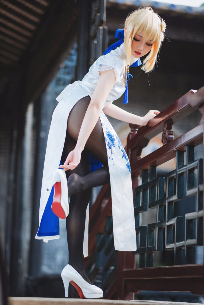 焖焖碳阿尔托莉雅旗袍 cos,倚靠雕花栏杆,高开叉旗袍白高跟写真抓拍