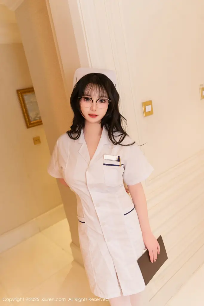 软情写真，软情白色护士服蓝边细节造型特写