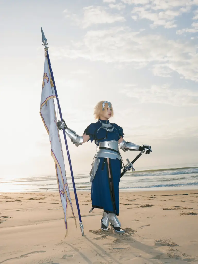 贞德 cos,PuyPuy Fate 贞德 Ruler 海边铠甲持旗写真