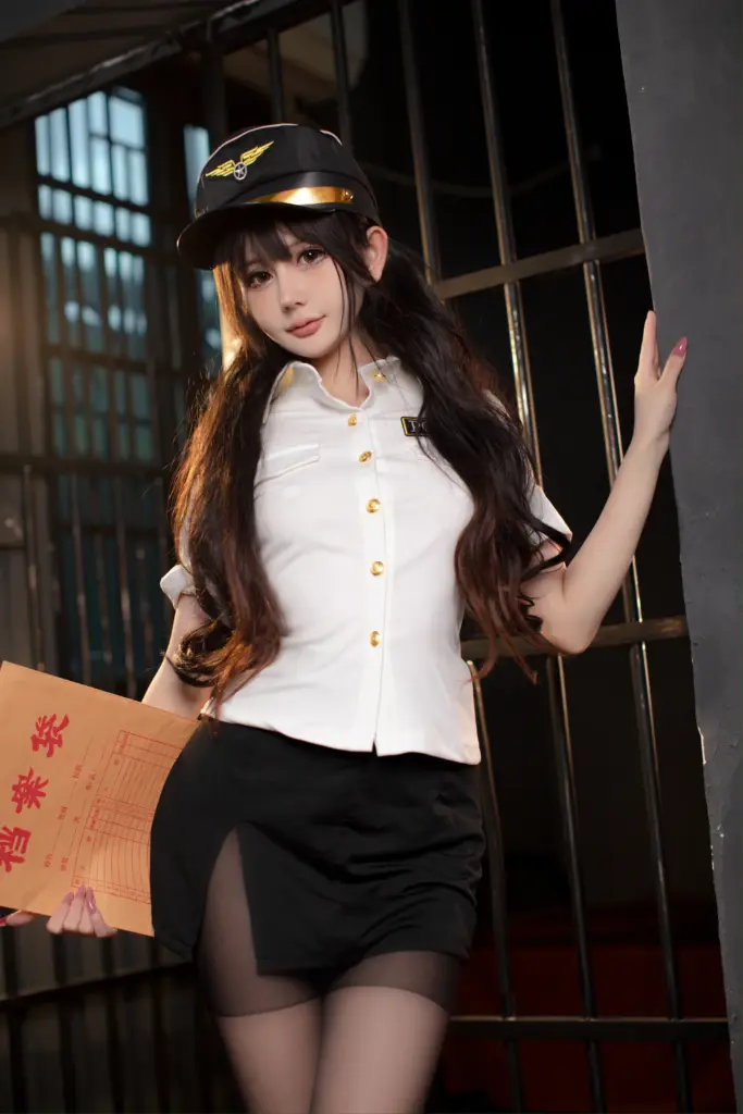 暗调审讯室铁栏复古氛围感棚拍写真