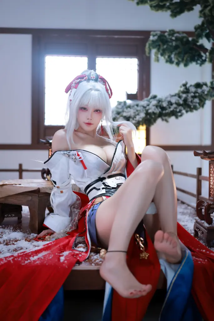 绯雪 cos，水淼 Aqua《鸣潮》绯雪和风武士棚拍写真