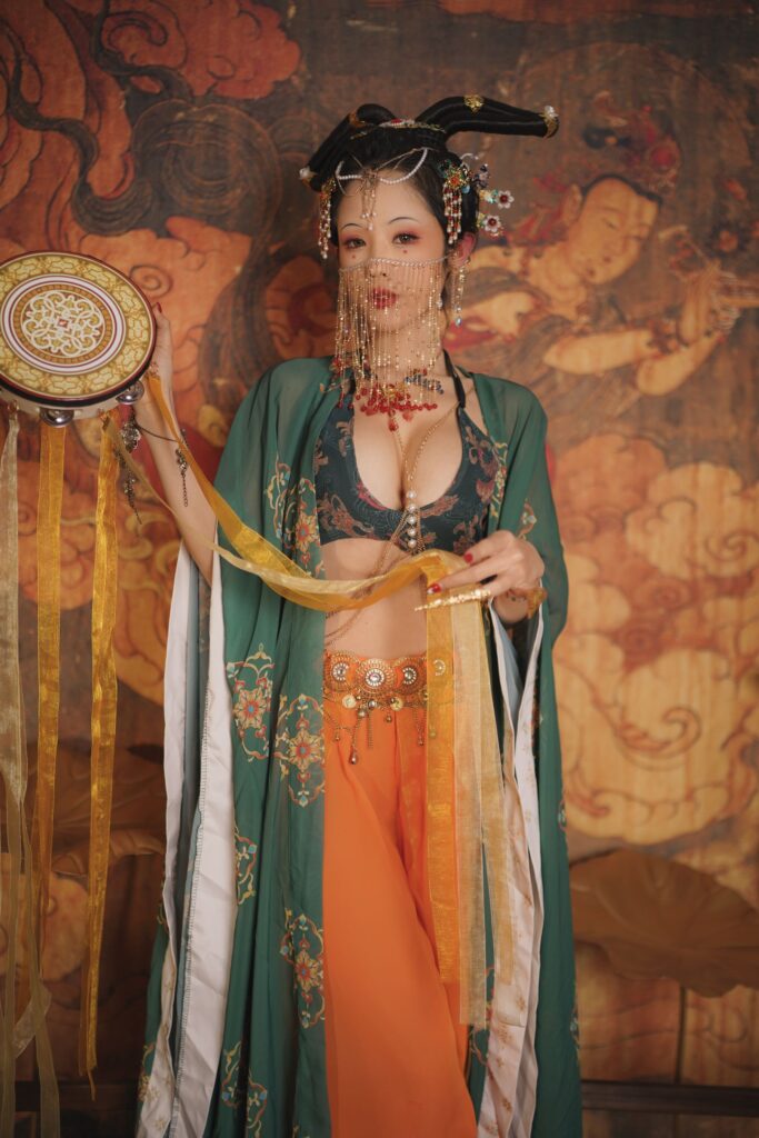 钛合金大粑粑画中仙古风写真，短款花衫单腿踮脚敦煌实景写真