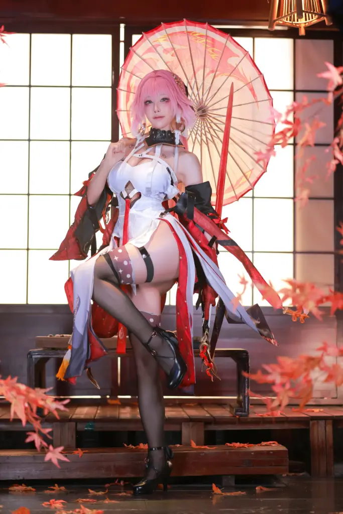 长离 cos，水淼 Aqua 枫叶布景鸣潮长离原皮 cos 大片