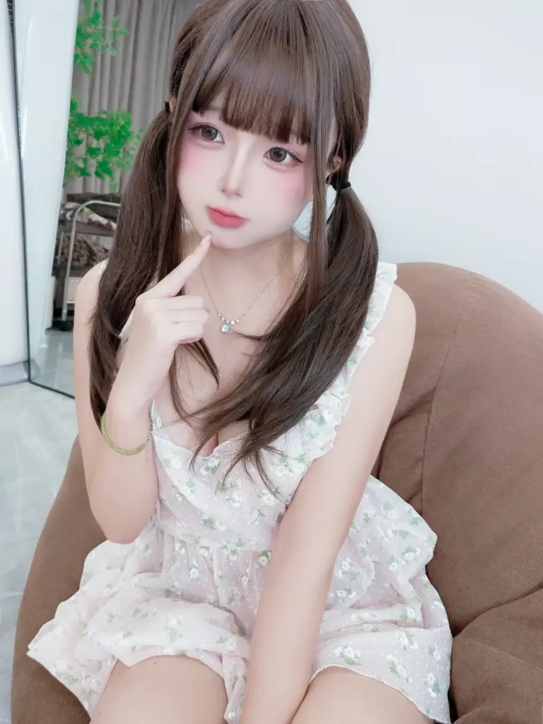 日奈娇写真,居家客厅碎花小围裙软萌人像