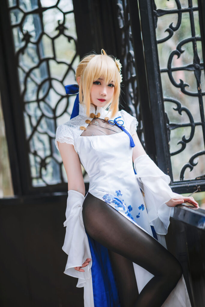 焖焖碳 Saber 改良旗袍 cos,立领蕾丝旗袍,中式花窗氛围感人像摄影