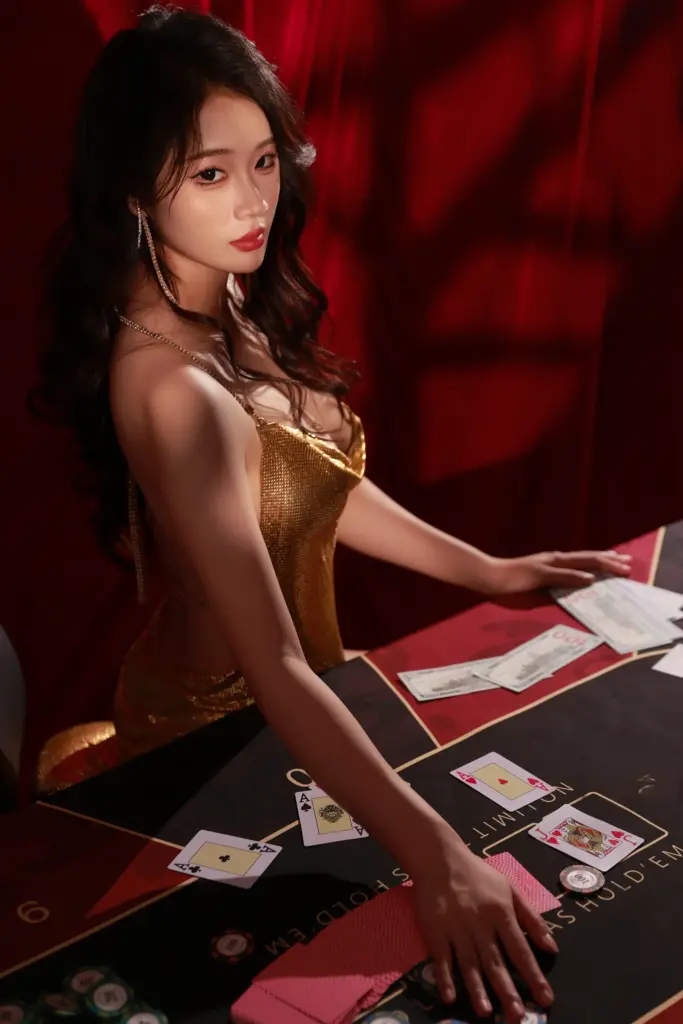 酒红丝绒幕布赌场扑克暗调氛围感写真