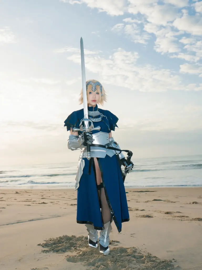 贞德 cos,Fate 贞德 cos PuyPuy 佩剑造型战场风摄影