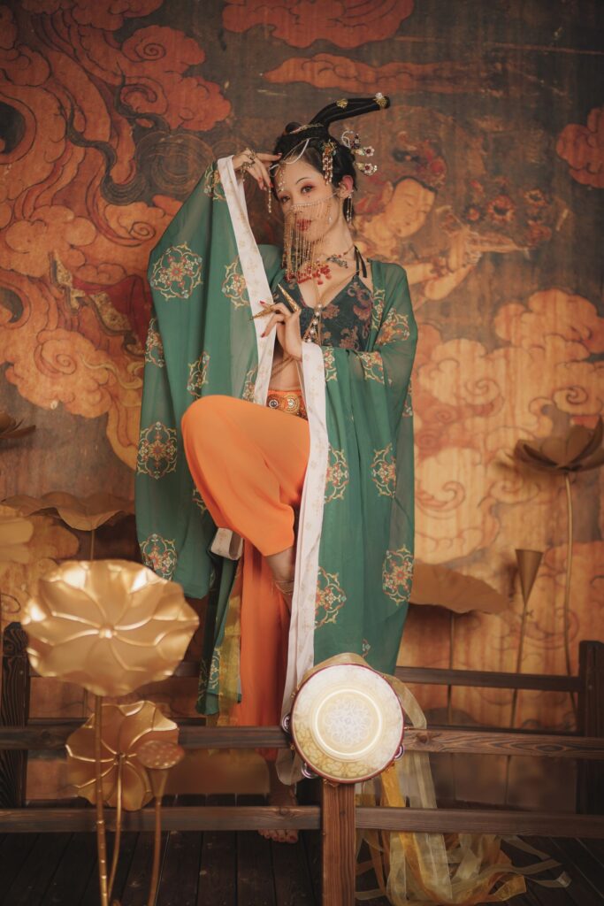 钛合金大粑粑画中仙古风写真，手扶手鼓墨绿仙衫高清人像