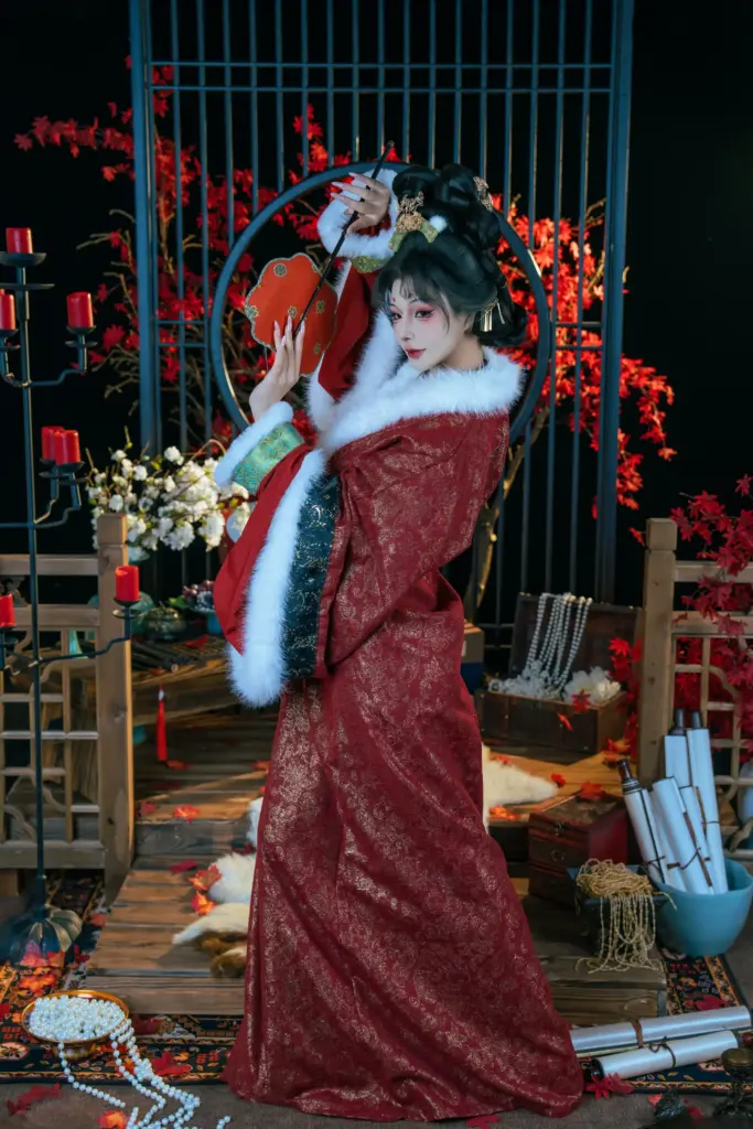 玉汇狐仙的报恩，手持红色团扇回身回眸古风写真