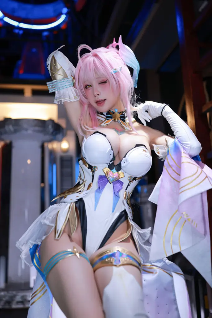 爱弥斯 cos，水淼 Aqua 粉白渐变双马尾爱弥斯成片