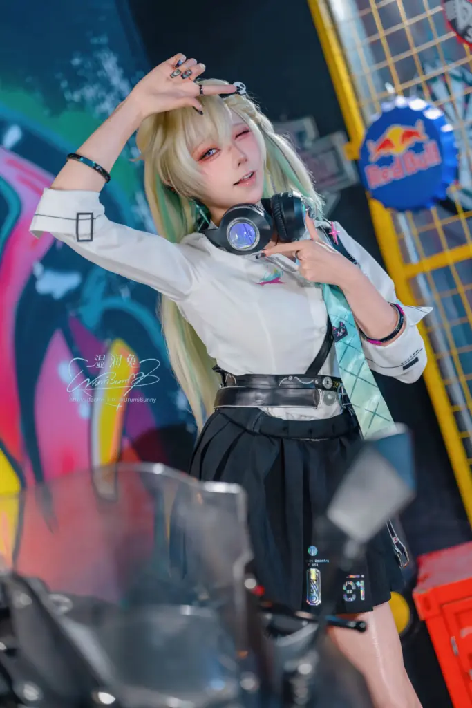 浅金渐变绿双马尾琳奈角色妆造特写
