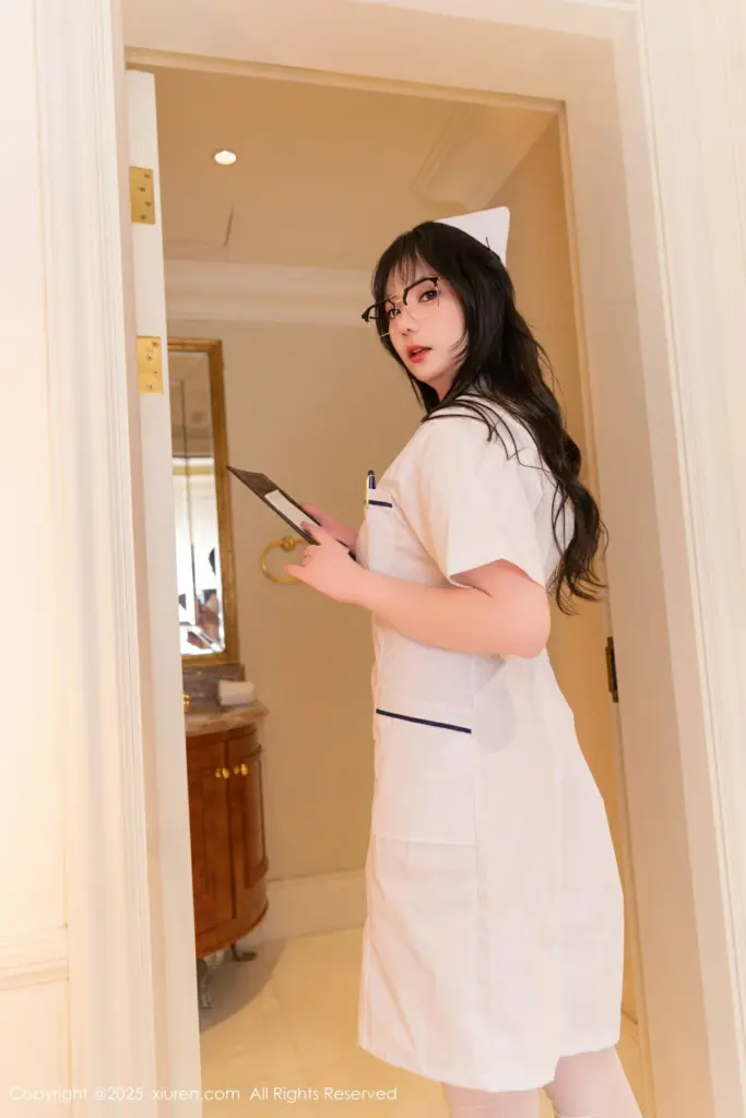 软情写真，秀人网 No.10152 护士制服走廊风人像