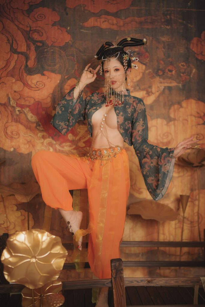 钛合金大粑粑画中仙古风写真，单腿踏栏鎏金莲花布景氛围感写真