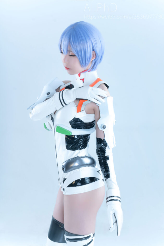绫波丽 cos,EVA 绫波丽白黑机甲风紧身作战服氛围感 cos 成片