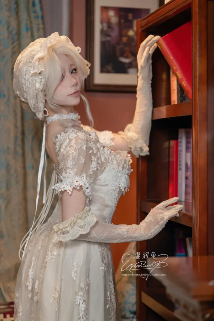 咬一口兔娘写真，米白蕾丝复古礼服造型特写