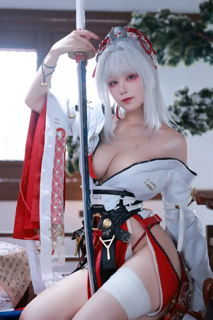 绯雪 cos，水淼 Aqua《鸣潮》绯雪红白黑战衣造型特写
