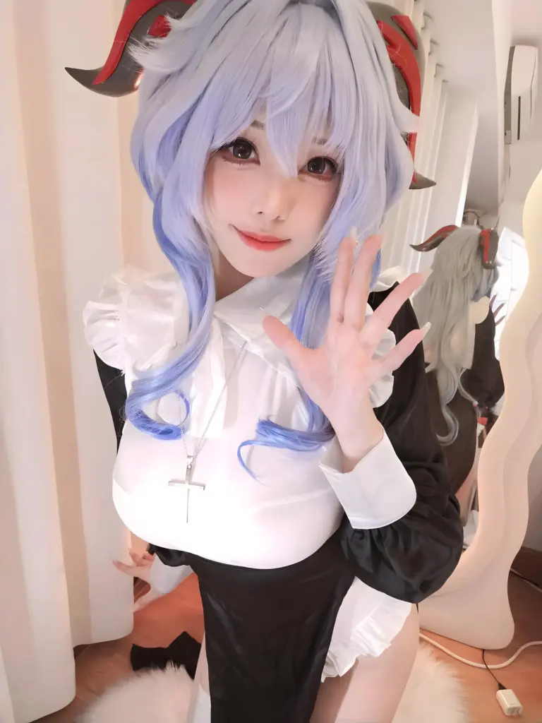 甘雨 cos，蜜汁猫裘黑白缎面修女服十字架项链成片