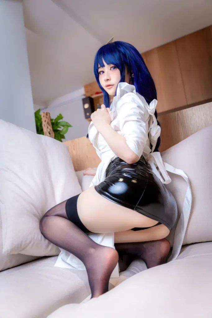 幼愛 Youmeko 写真,白衬衫黑皮裙黑丝通勤同人 cos 摄影