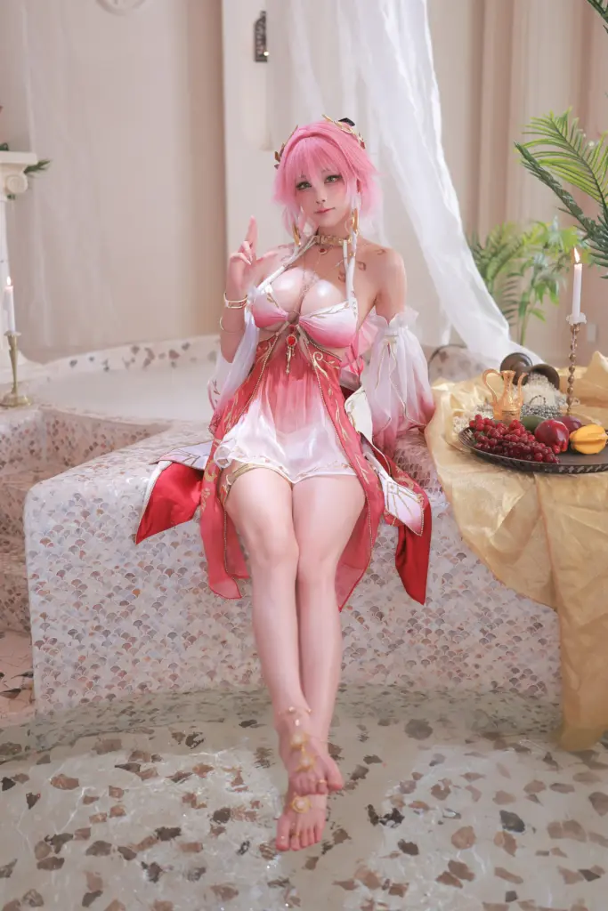 长离 cos,水淼 Aqua 鸣潮长离粉白金异域泳装泳池棚拍写真
