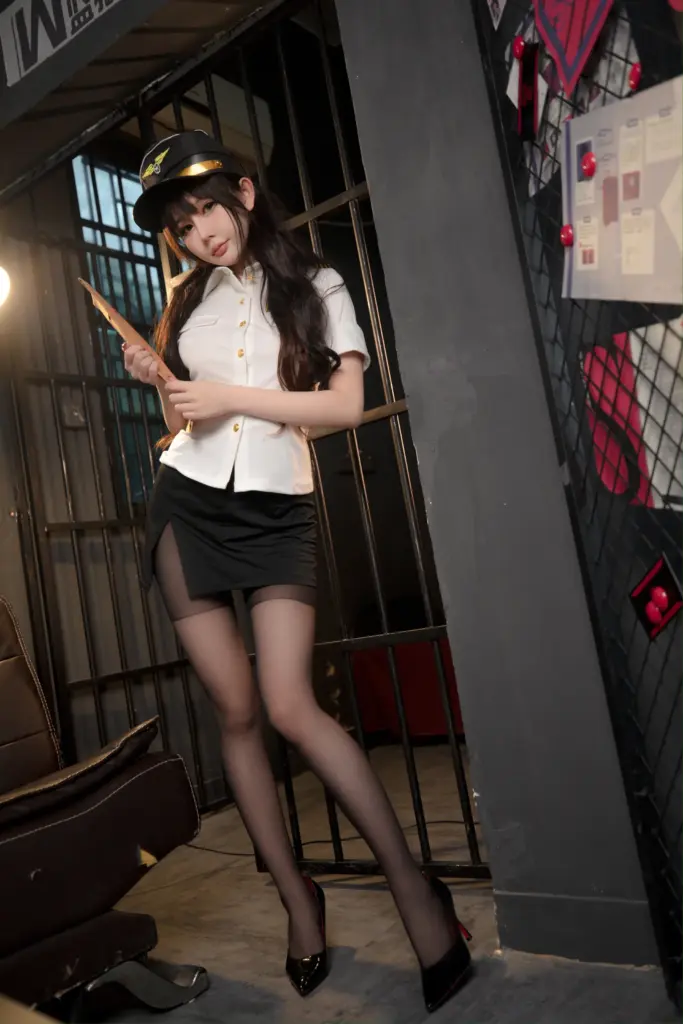 您的蛋蛋 俘获制服 手持档案袋铁栏站姿私房写真