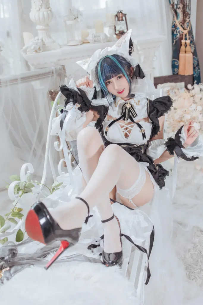 柴郡 cos,羽生三未《碧蓝航线》黑白金女仆造型特写