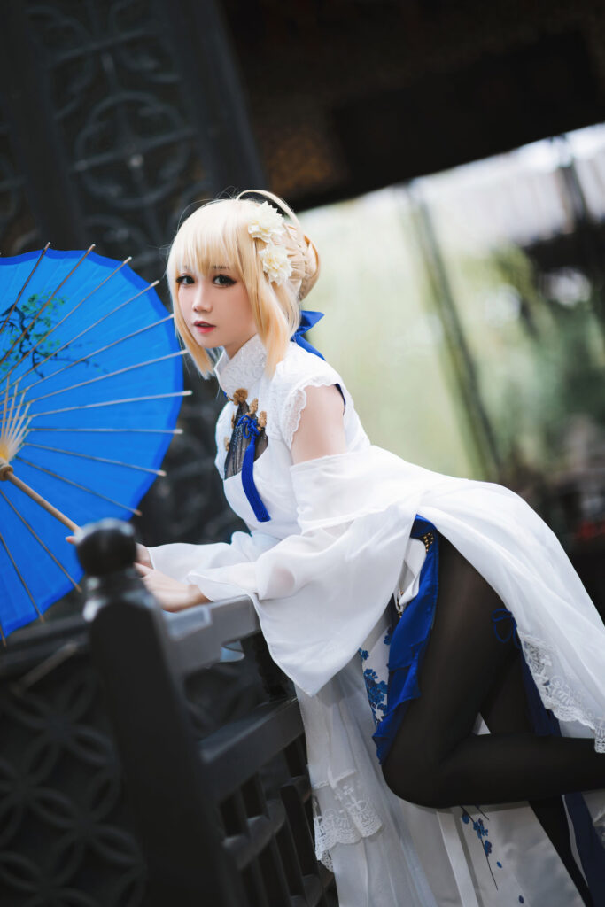 焖焖碳 Saber 旗袍 cos,白蓝改良旗袍配油纸伞,中式园林廊台阿尔托莉雅写真