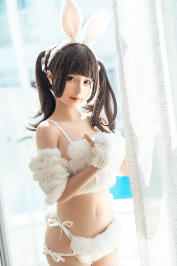 蠢沫沫写真，齐刘海双马尾白兔耳软萌少女半身特写