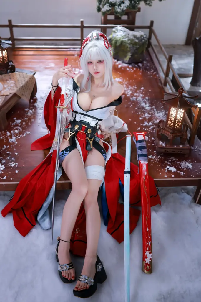 绯雪 cos，水淼 Aqua 白发造型绯雪和风武士成片