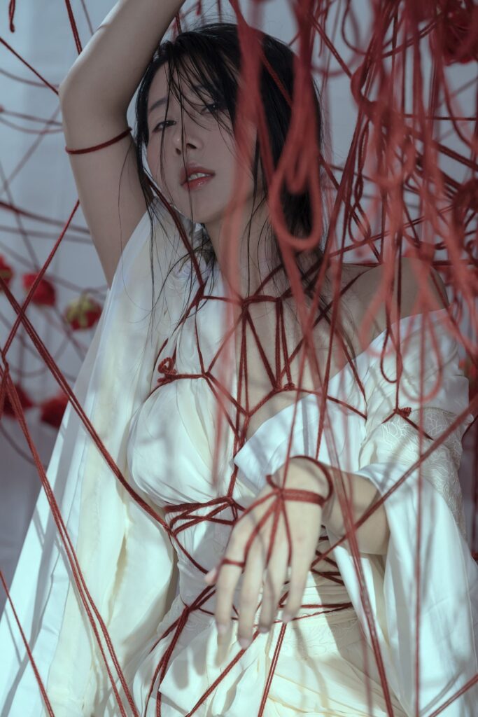 云溪溪奶桃囚鸟写真，红绳网前单手抬臂白裙氛围感特写