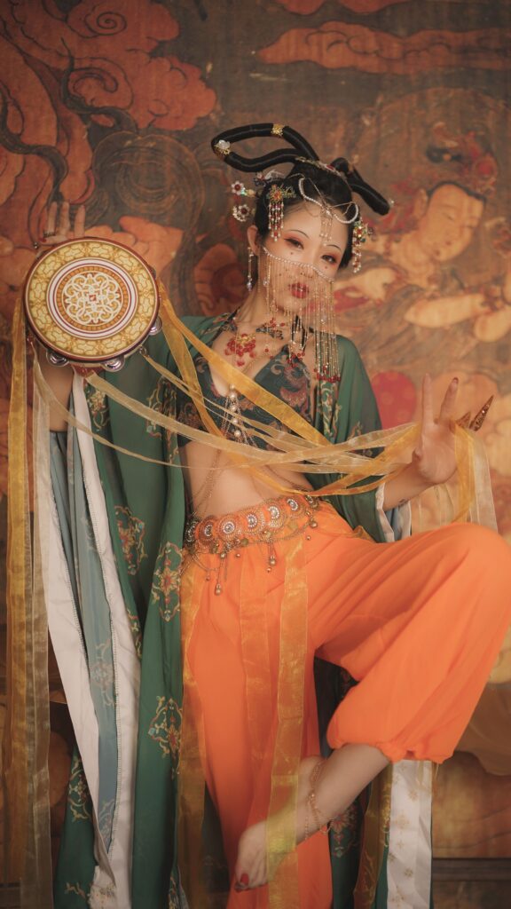 钛合金大粑粑画中仙古风写真，手握手鼓飘带飞舞飞天造型成片