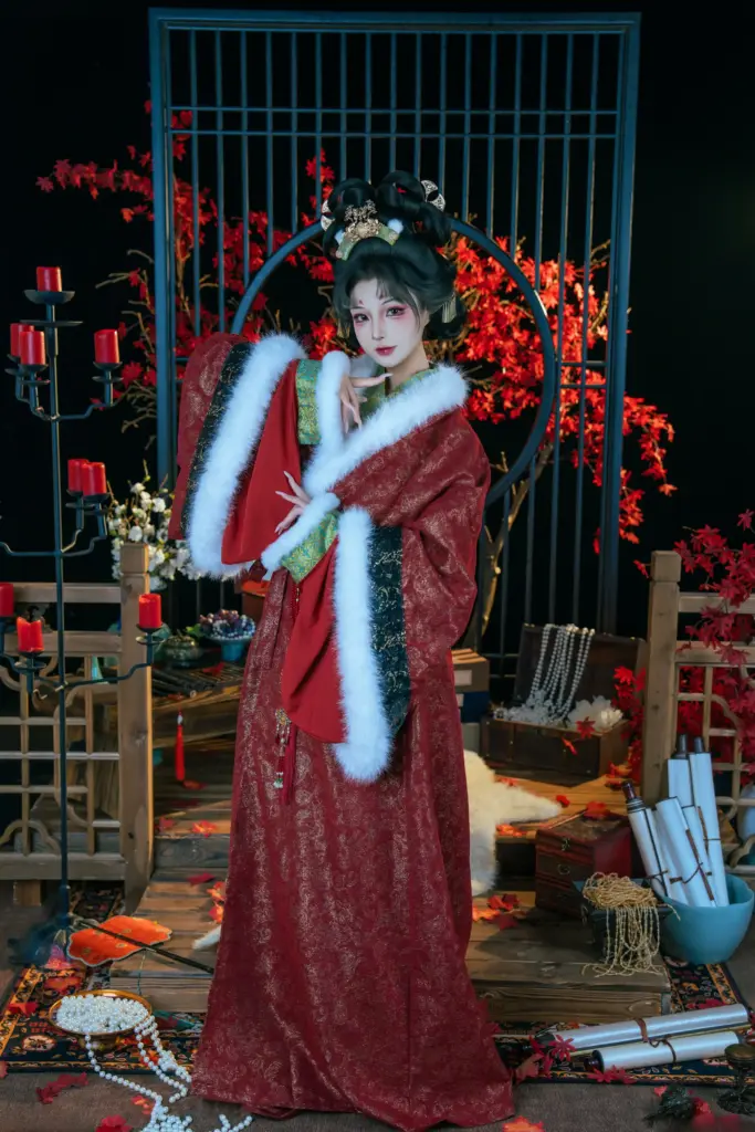 玉汇《狐仙的报恩》国风狐娘抬手摆姿，红枫烛台实景写真