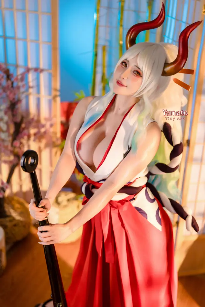 大和 cos，Tiny Asa 海贼王大和持武器特写和风布景 cos 写真