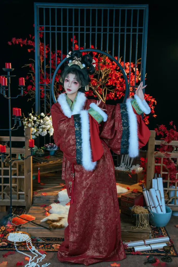 yuuhui 玉汇狐仙站姿展袖，红袍白毛镶边国风志怪写真
