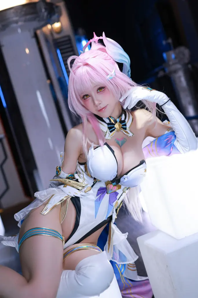 爱弥斯 cos，水淼 Aqua《鸣潮》爱弥斯偶像风棚拍写真