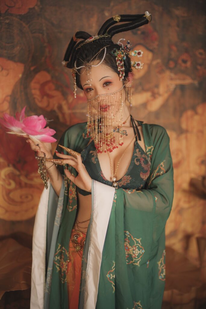 钛合金大粑粑画中仙古风写真，手拈粉莲珠帘面帘近景特写