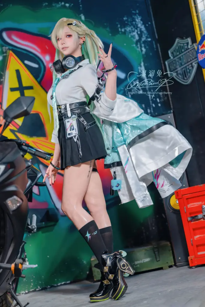 咬一口兔娘《鸣潮琳奈》全套 102P 机车 cos 写真