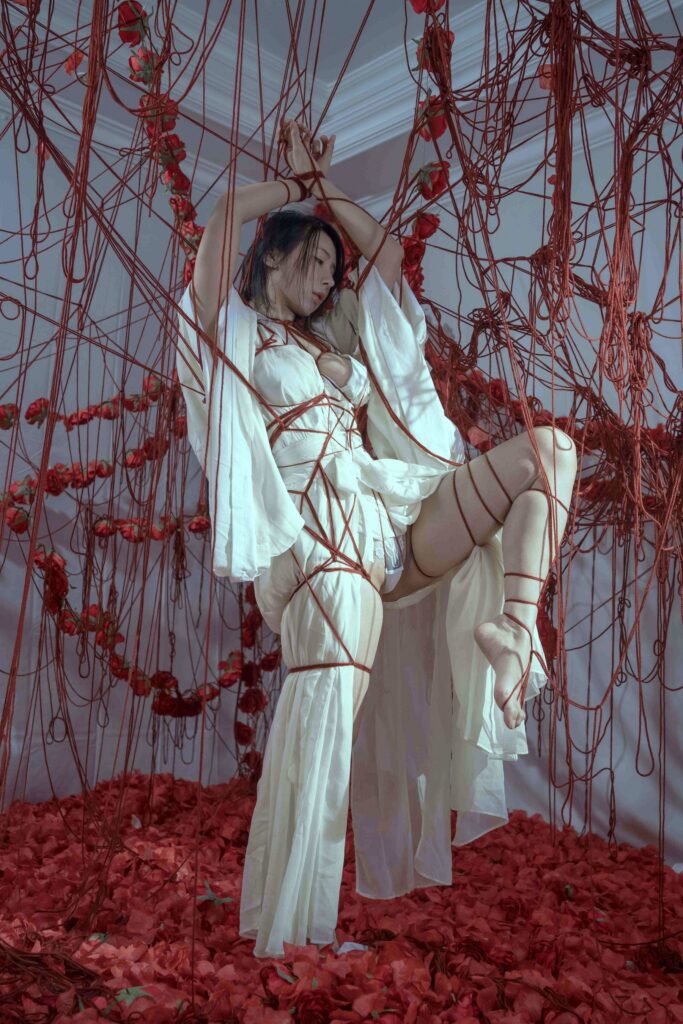 云溪溪奶桃囚鸟写真，屈膝抬腿红绳缠绕白裙高清造型